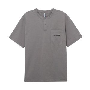 1011533-006 | MEN'S LOGO HENLEY COLLAR POCKET T-SHIRT | IRON GREY