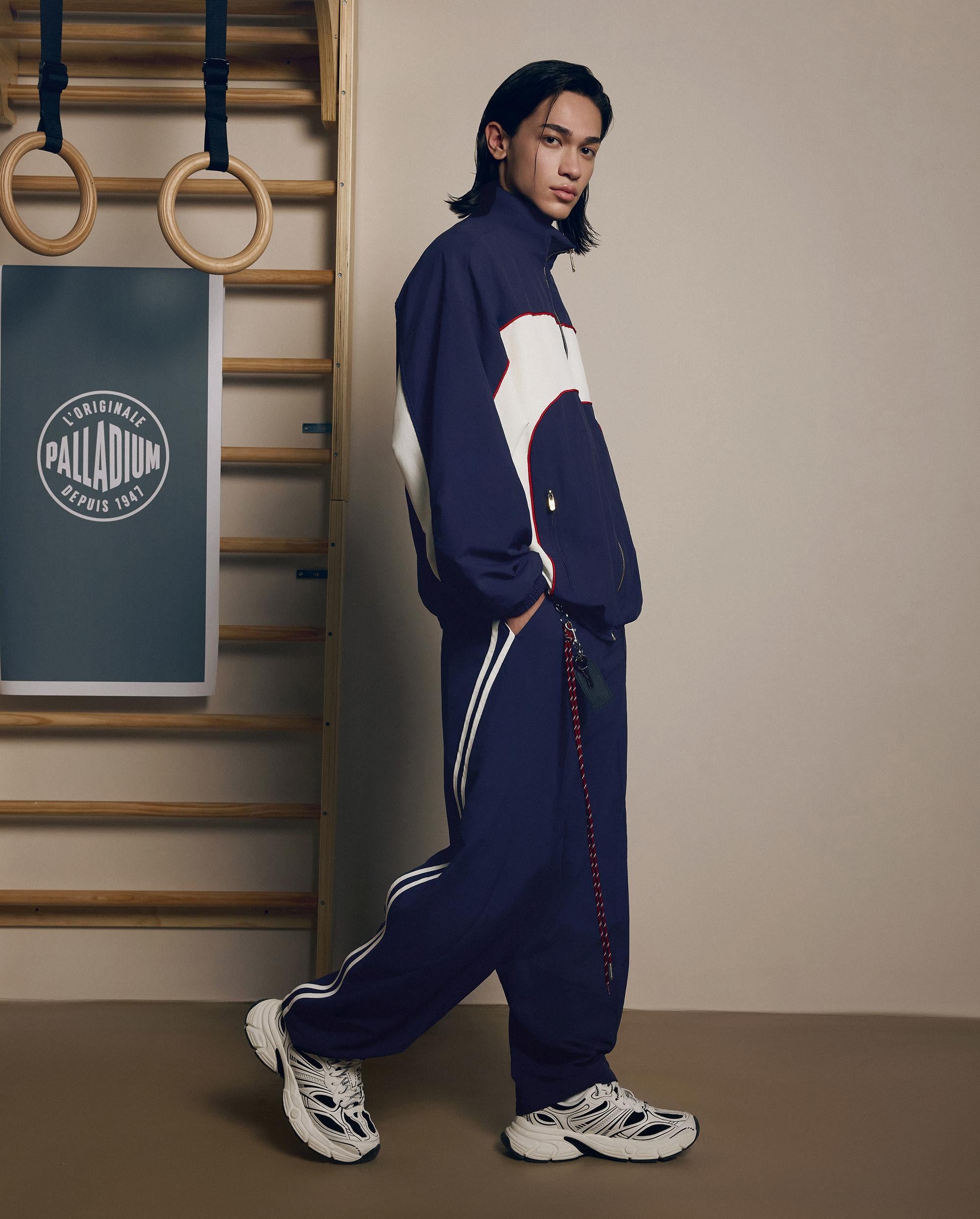 1011877-453 | MEN'S IRIS LOGO SIDE STRIPES LOOSE FIT PANTS | MARITIME BLUE - Image 2
