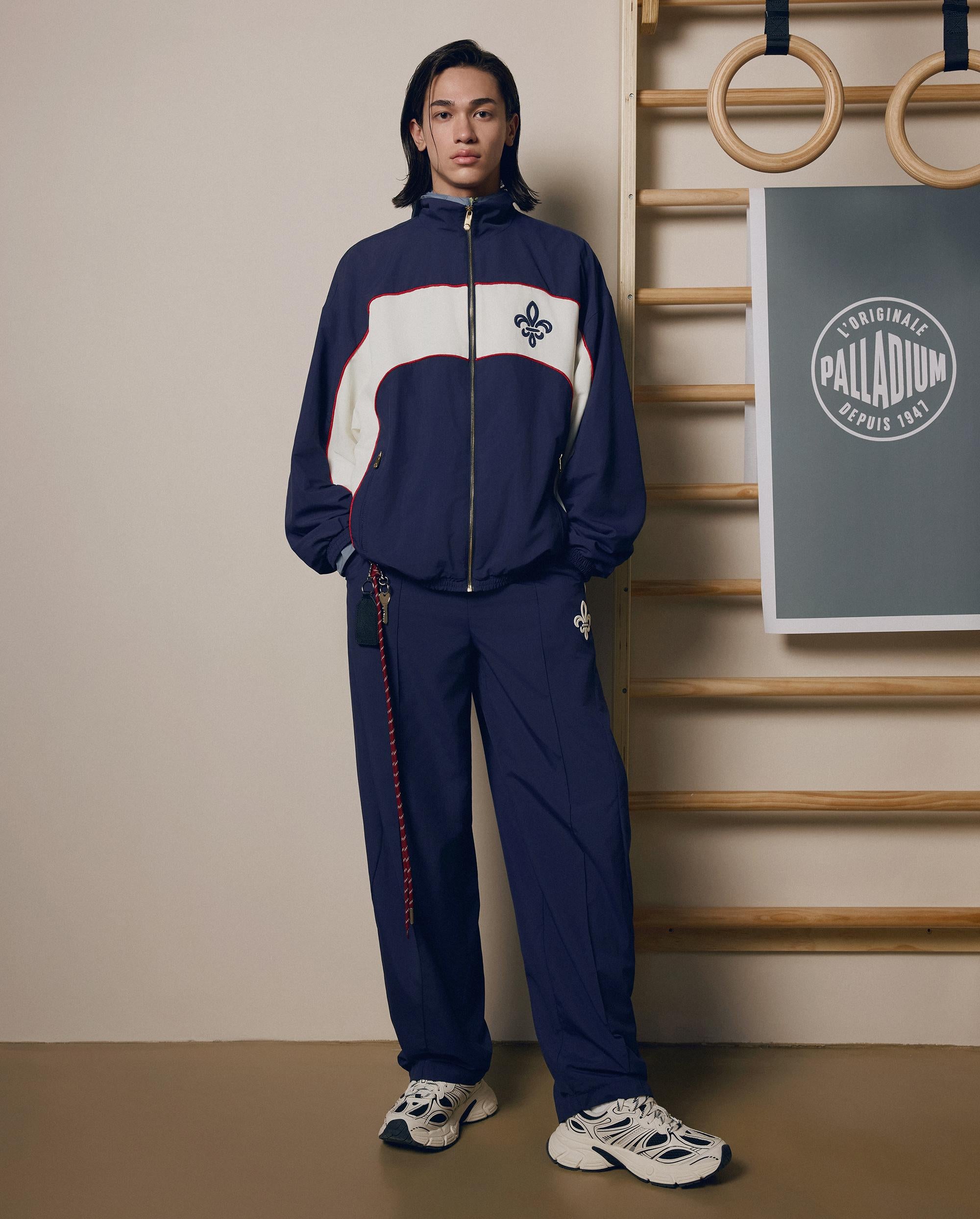 1011877-453 | MEN'S IRIS LOGO SIDE STRIPES LOOSE FIT PANTS | MARITIME BLUE - Image 3